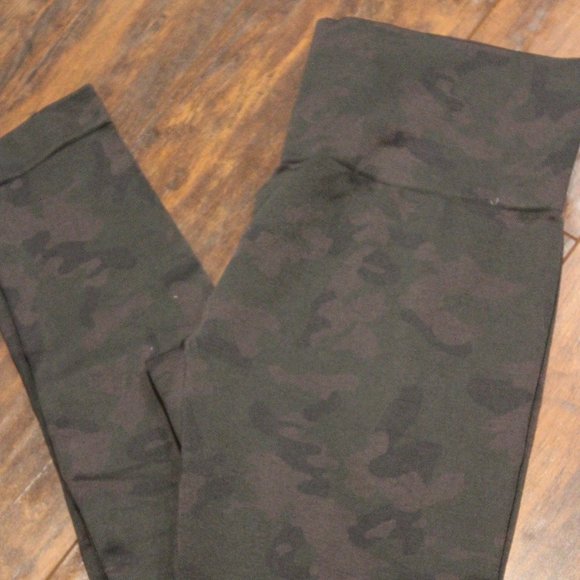 2/$20 🏷 Maurices Camo Leggings Size M - Picture 2 of 2